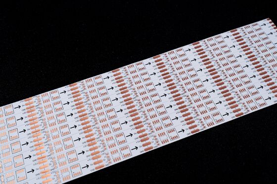 Papan sirkuit fleksibel LED FPC presisi tinggi cocok untuk sistem pencahayaan strip LED dengan kemampuan lentur yang sangat baik